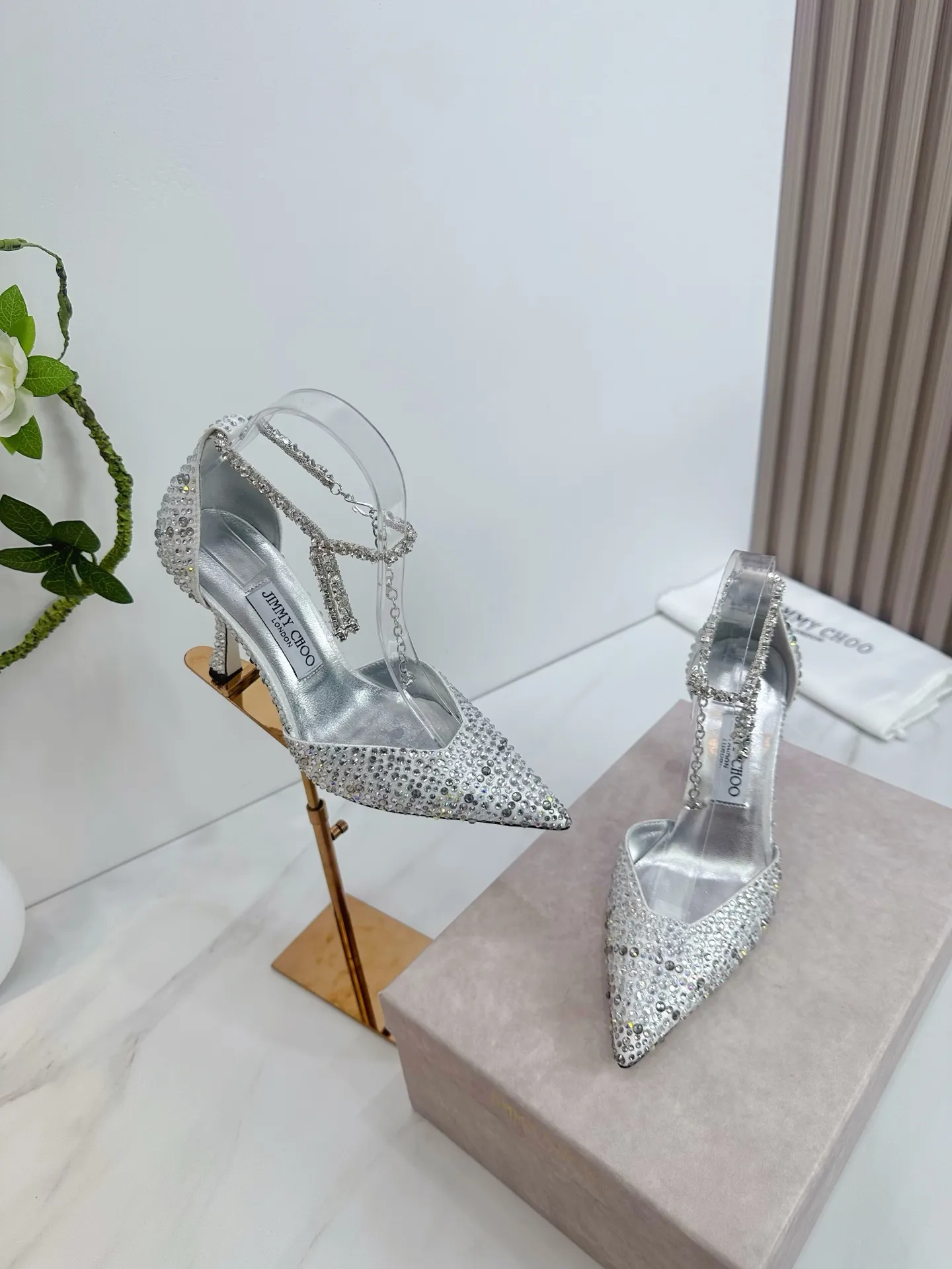 👟👟Ex-factory price 820👟👟 JIMMY CHOO (Jimmy CHOO) 💝💝💝 is a very comprehensive noble fashion lifestyle brand, with a series of women's high-heeled, medium-heeled, flat-heeled sandals with the same strap from major fashion bloggers and celebrities in Hong Kong and the United States.  The Australian pointed toe, round toe and square toe series are simply beautiful. Fall in love with elegance and playful sense of the future. Just by looking at them, you want to own them immediately, but you can really think about a pair of exquisite high heels~~~~~~~~~~~~~~~~~ 💝This series is specially designed for extraordinary and indifferent ladies, thus creating a unique overall effect, Jimmy Choo Design products that inspire women to move forward and show their charm💝💝💝 1⃣️Material: Imported silk hot diamond 2⃣️Inner: Imported Italian lambskin, super soft and delicate 3⃣️Outsole: Imported Italian original original color genuine leather injection molded outsole Heel height 8.5 4⃣️Code number: 35 to 39 (34.40.41.42. Customized)